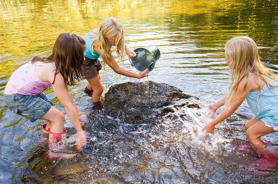 女孩们在河上玩水图片