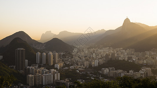 巴西里约热内卢黎明时救世主基督的远视图图片