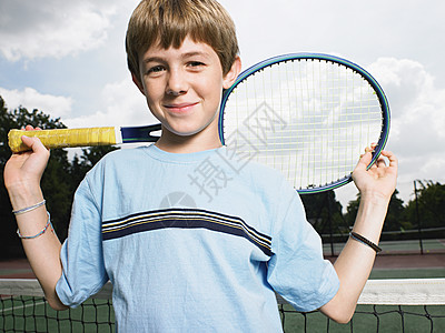 拿着网球拍的男孩背景图片