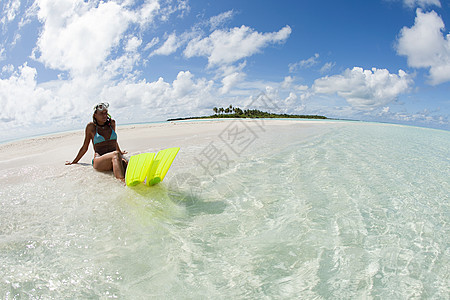 马尔代夫拉姆环礁卡德霍岛上的女性浮潜者图片