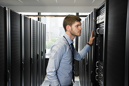 在服务器上工作的计算机技术人员图片