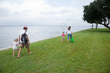 一家人在海边的草地上散步图片