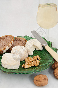 白葡萄酒山羊奶酪和核桃图片