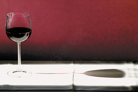 一杯红酒的倒影图片