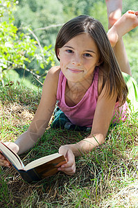 女孩在草地上读书图片