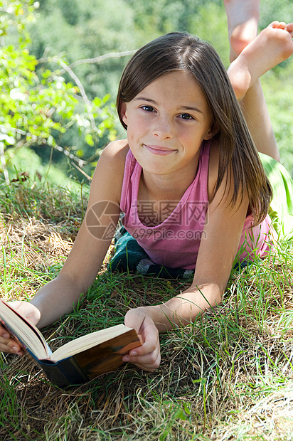 女孩在草地上读书图片
