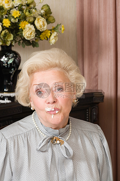 脸上有蛋糕的外国老太太图片