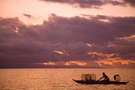 日出时的渔夫图片