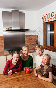 带储钱罐的家庭厨房背景图片
