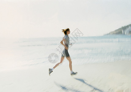 在海边奔跑的女人图片