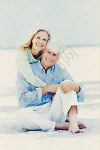 海滩上一对夫妇的肖像图片