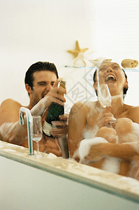 浴缸里的情侣图片