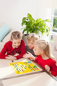 三个孩子玩棋盘游戏图片