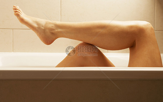 洗澡的女人图片