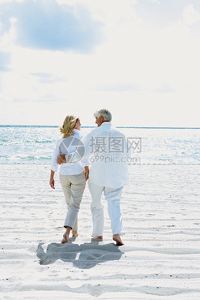 在海滩上散步的夫妇图片