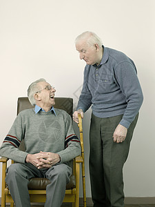 两个老人聊天图片