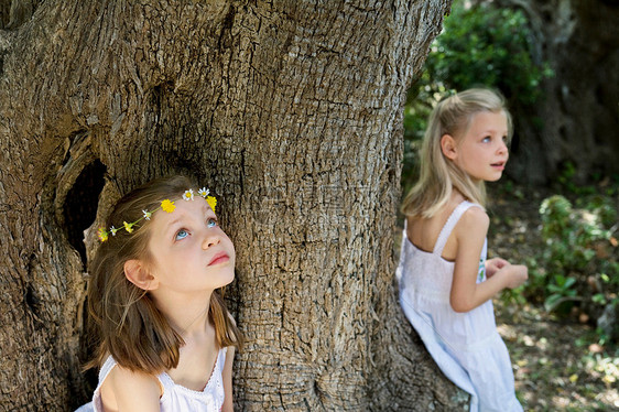 一棵树旁两个女孩的肖像图片