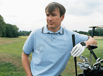 沉思的高尔夫球手背景图片