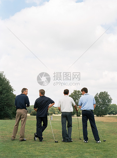 四名高尔夫球手的背影图片