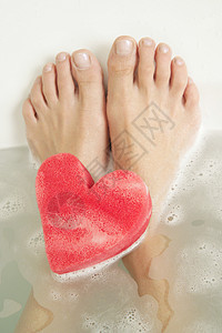 沐浴时的脚和心形海绵图片