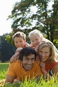 公园里的一家人家庭肖像图片