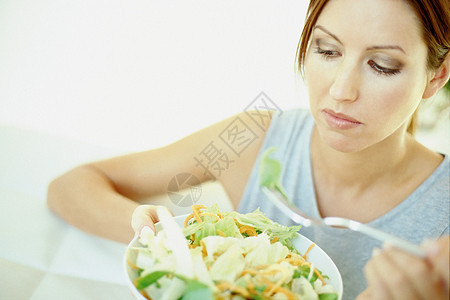 女人在吃东西背景图片