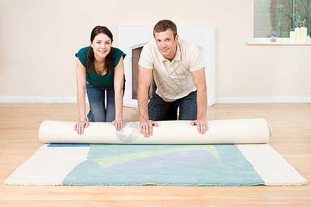 一对夫妇在铺地毯图片