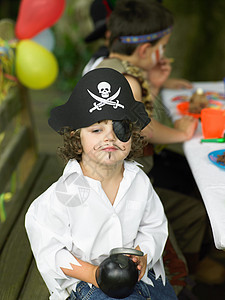 穿着海盗服装的男孩图片