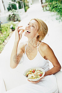在户外吃饭的女人图片