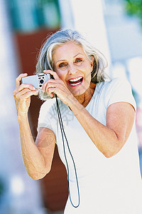 带相机的老年妇女图片