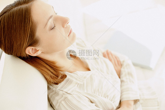 交叉双臂坐着放松的女人图片