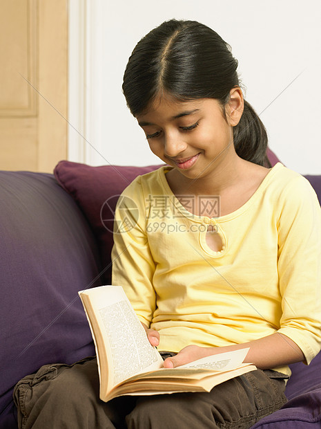 在沙发上看书的女孩图片