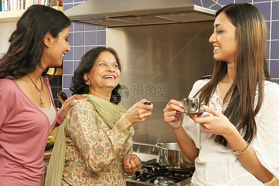 厨房里的母亲和女儿图片