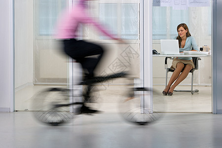 男人骑自行车的女人图片