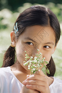 闻着欧芹味的女孩图片