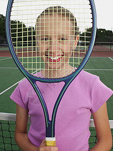 拿着网球拍的女孩图片