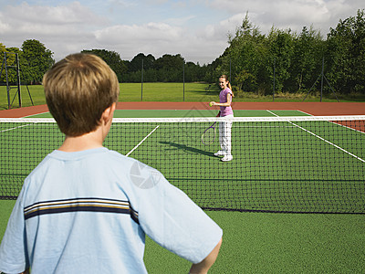 打网球的男孩和女孩图片