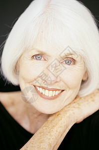 老年妇女的肖像图片