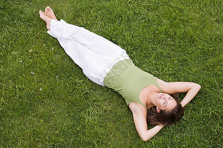 躺在草地上的女人背景