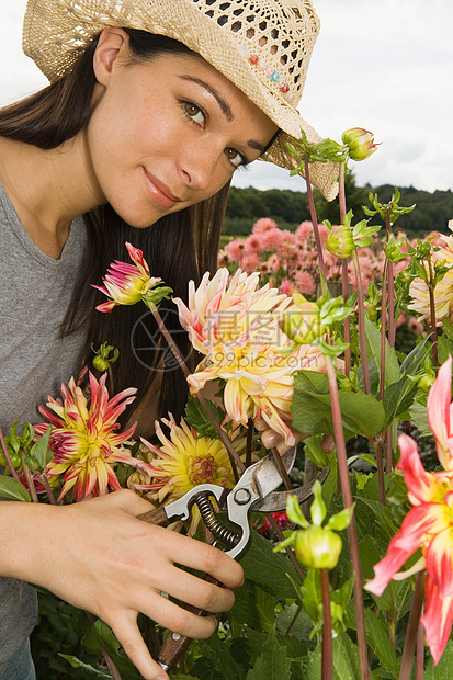 花园里的年轻女子图片