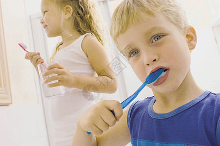 孩子们在刷牙图片