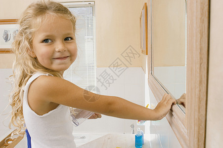 浴室里的女孩图片