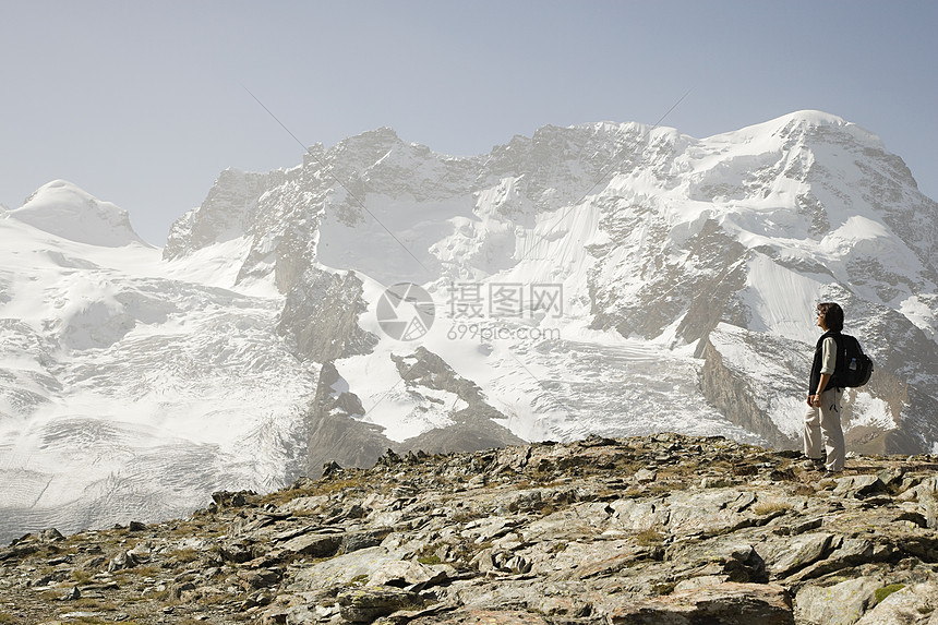 ‘~在冰雪覆盖的山附近徒步旅行的人  ~’ 的图片