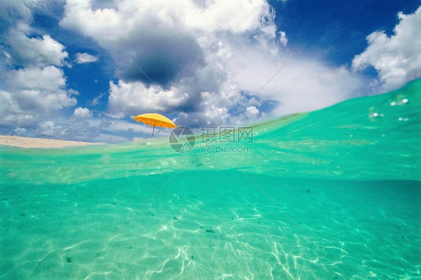 海边遮阳伞图片