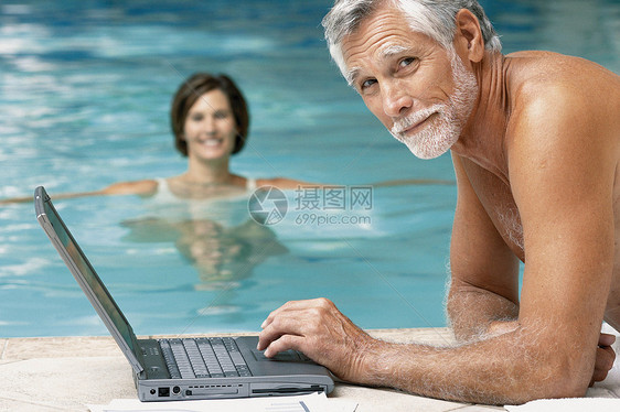 带电脑的游泳池男女图片
