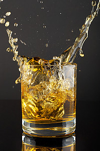 冰块溅在一大杯威士忌里图片