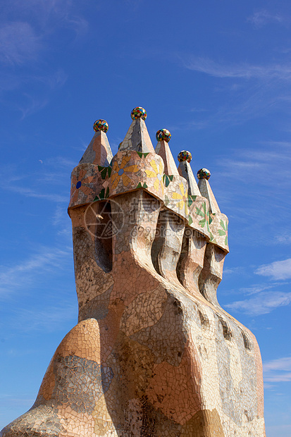 西班牙巴塞罗那卡萨巴托屋顶华丽的烟囱图片