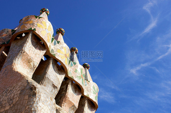 西班牙巴塞罗那卡萨巴托屋顶华丽的烟囱图片