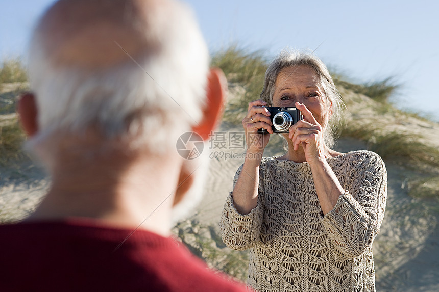 老年夫妇在海滩拍照图片