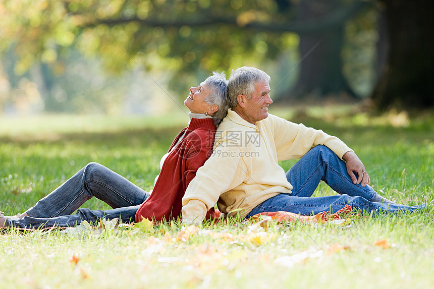 ‘~一对老夫妇背靠背地坐在公园里  ~’ 的图片